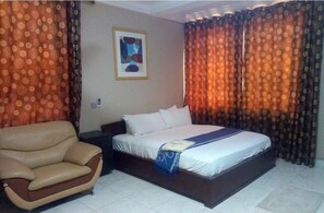Egyptian cotton sheets, premium bedding, minibar, individually decorated - Double Tree Hotel Ghana (Accra)