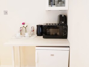 Shared kitchen - Cogie Abode (Enfield)