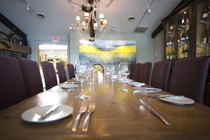 2 restaurants; breakfast, lunch, dinner, and brunch served - Elmhirst's Resort - On a lake (Otonabee-South Monaghan)