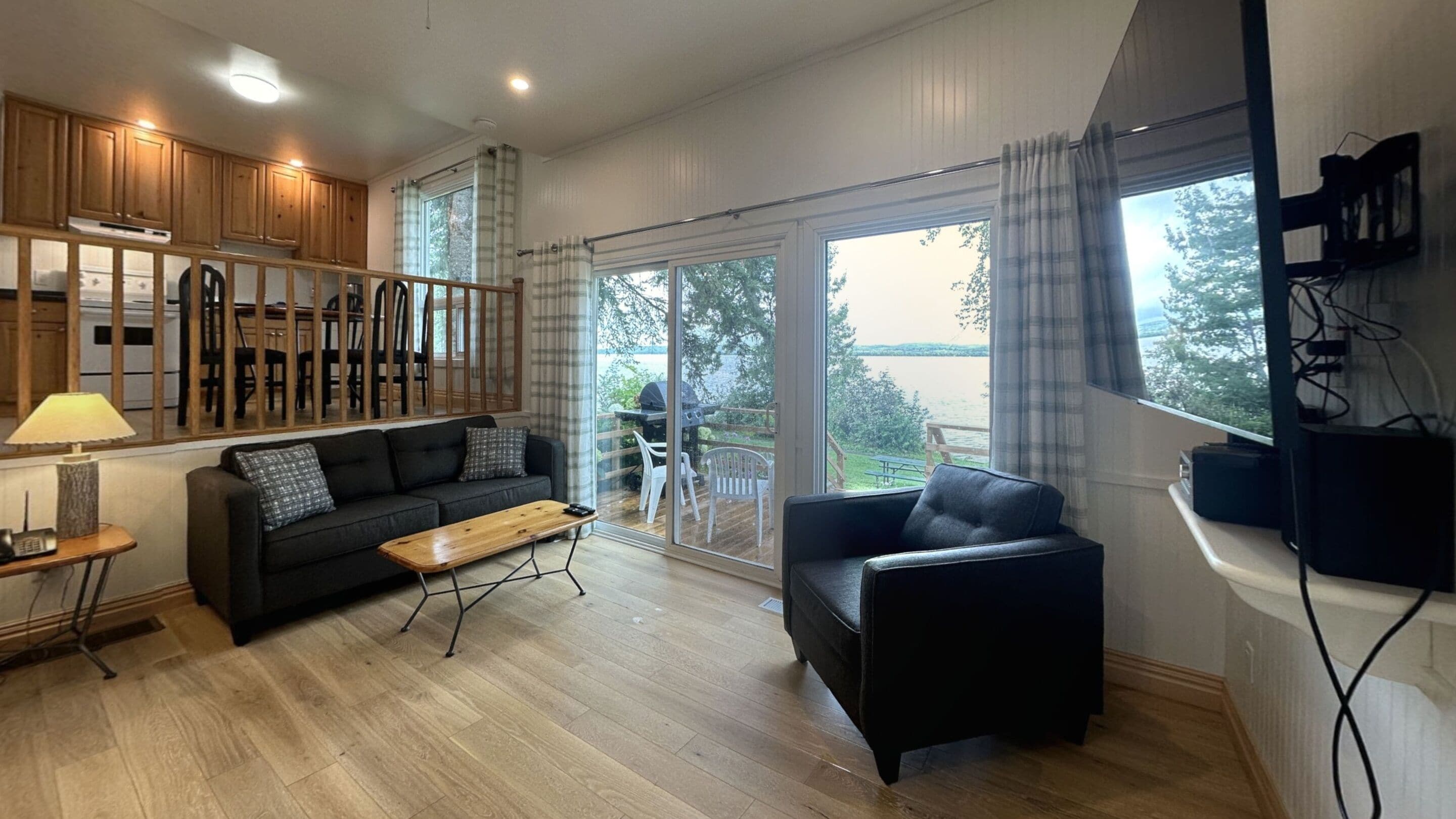 Casa de campo luxo, 2 quartos, sacada, vista para o lago | Área de estar | TV de tela plana, mesa de pingue-pongue