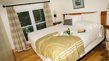 Cottage Deluxe, 4 phòng ngủ, ban công, quang cảnh hồ | Bàn ủi/dụng cụ ủi quần áo, truy cập Internet không dây miễn phí