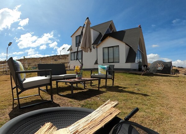 2 dormitorios, cortinas opacas, tabla de planchar con plancha