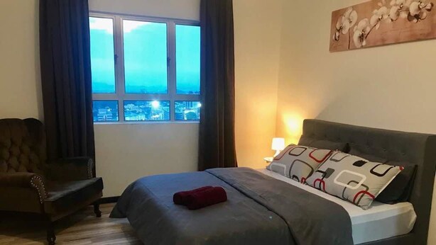 City Apartment, Multiple Beds, Non Smoking | 3 bedrooms, blackout drapes, iron/ironing board, WiFi (free)