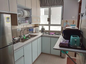 Familieleilighet, 3 soverom, ikke-røyk | Eget kjøkken | Kjøleskap, mikrobølgeovn, kokeplater og kaffetrakter/tekoker