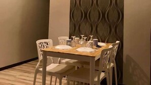Family Apartment, 3 Bedrooms, Non Smoking | In-room dining