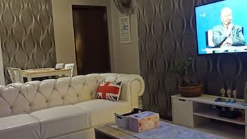 Apartemen Keluarga, 3 kamar tidur, Bebas Asap Rokok | Area keluarga | Televisi layar datar 43-inci dengan saluran TV satelit dan TV LCD