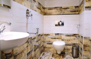 Quarto casal standard | Banheiro | Chuveiro, produtos de toalete grátis, toalhas de banho 