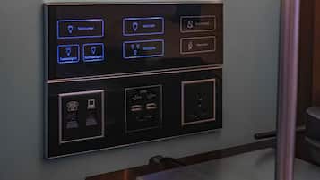 Panel de control con diversas opciones de iluminación, incluyendo lámparas de mesa, luz principal, luces pequeñas, luz de acento y luces de cabecera.