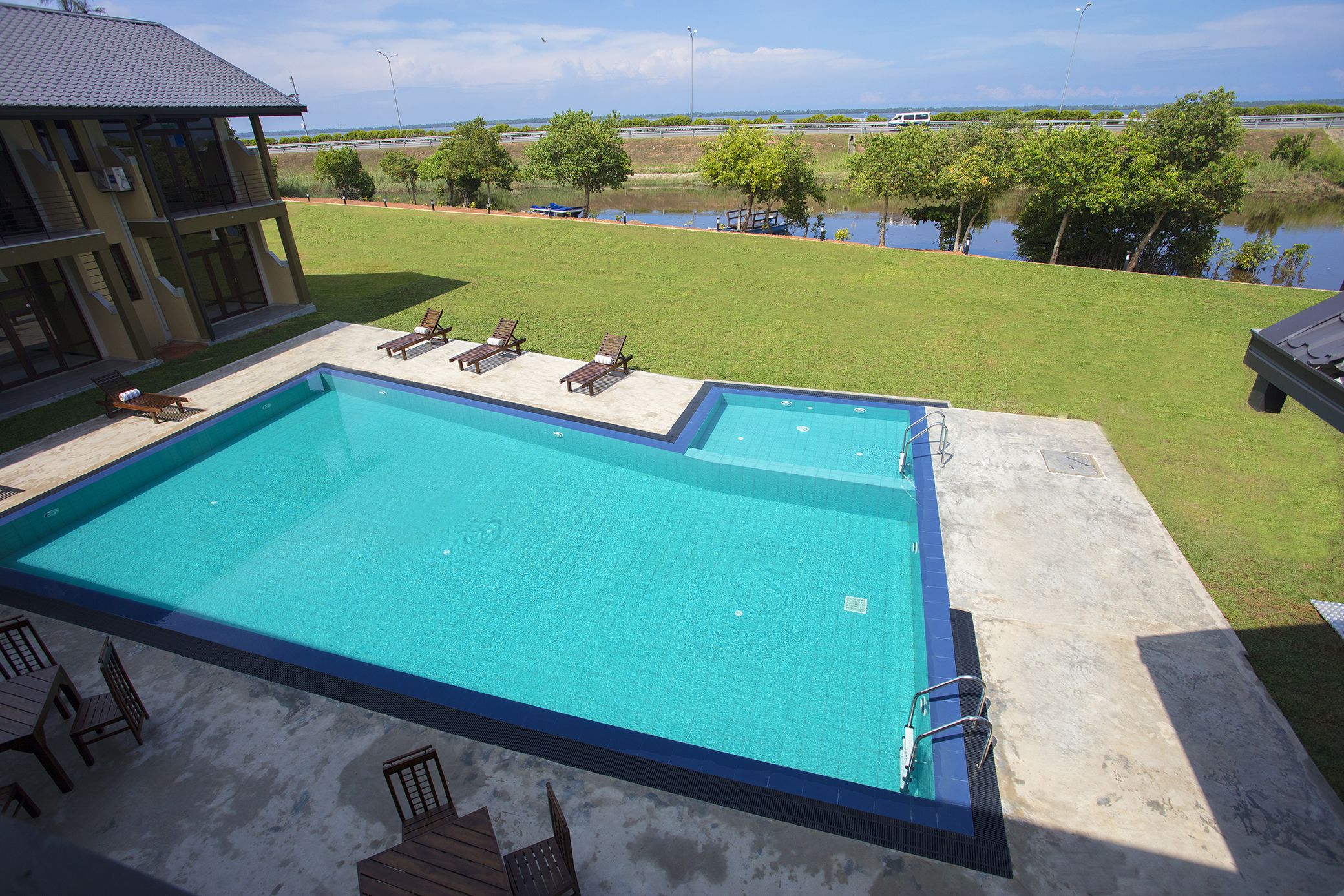 室外泳池；07:00 至 22:00 開放；泳池傘、躺椅