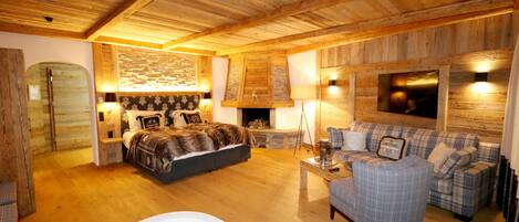 Habitación Deluxe doble | Caja fuerte, decoración individual, mobiliario individual y escritorio