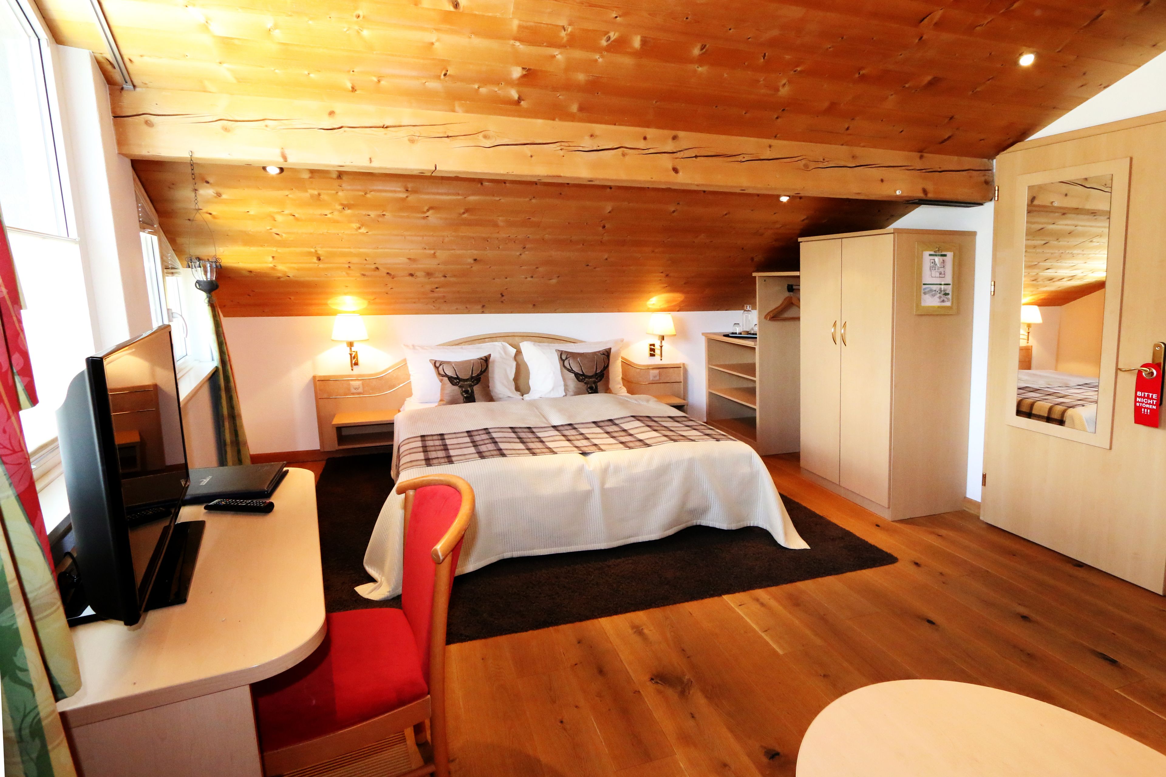 standard room | in-room safe, individually decorated, individually furnished, desk