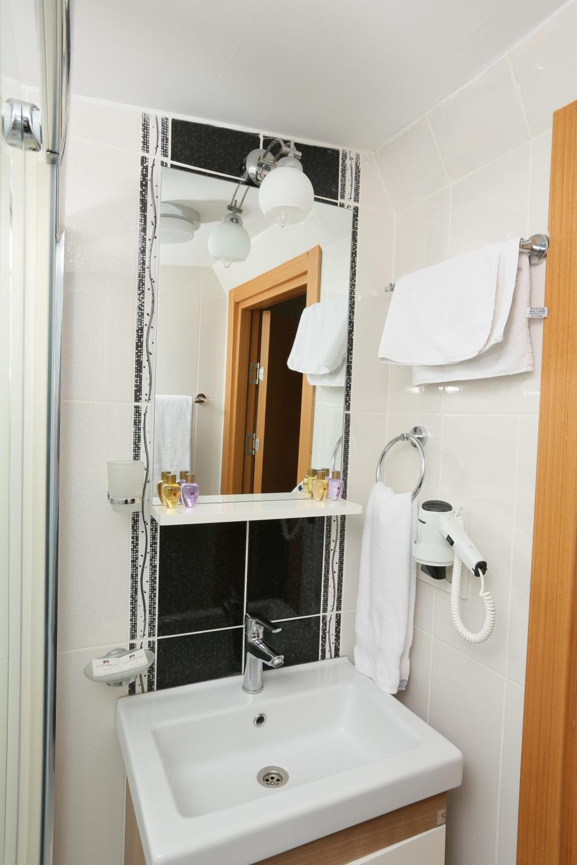 shower, rainfall showerhead, free toiletries, hair dryer