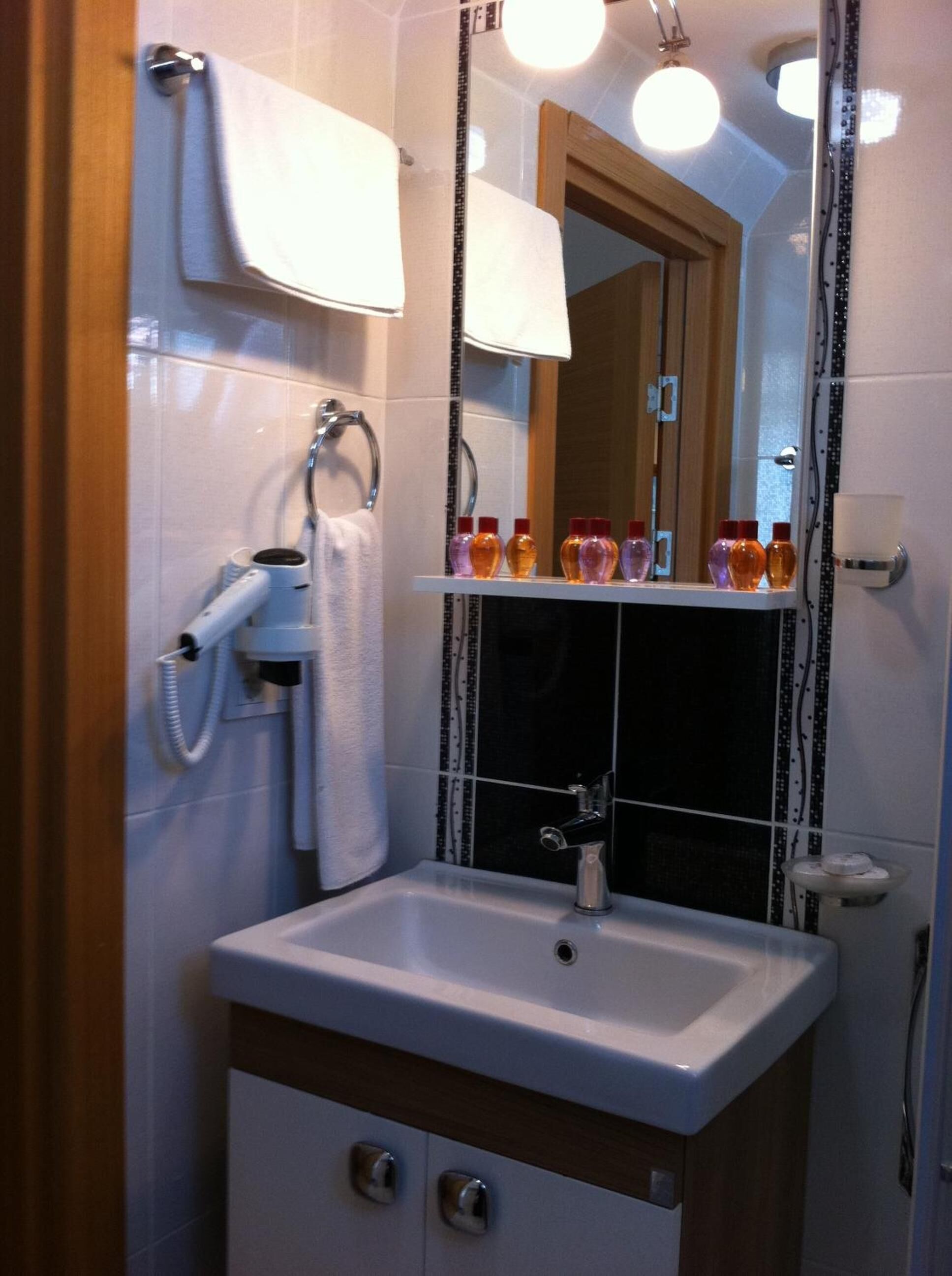 shower, rainfall showerhead, free toiletries, hair dryer