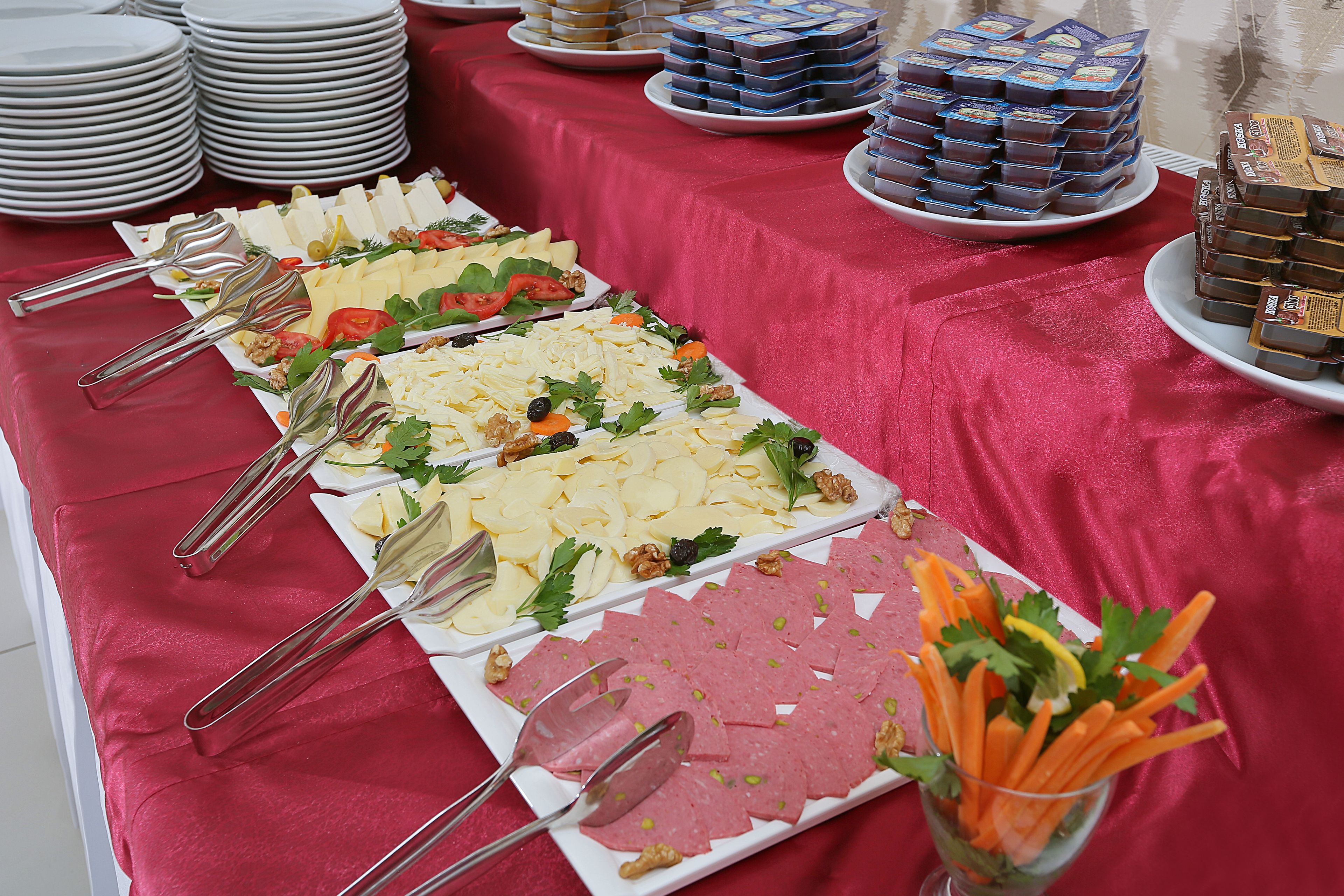 Una mesa de bufé con diversos alimentos y utensilios.