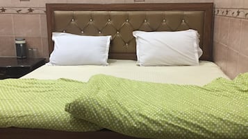 Deluxe Double Room, Non Smoking | Egyptian cotton sheets, premium bedding, in-room safe, blackout curtains