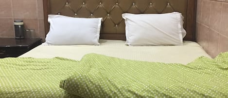 Deluxe Double Room, Non Smoking | Egyptian cotton sheets, premium bedding, in-room safe, blackout drapes