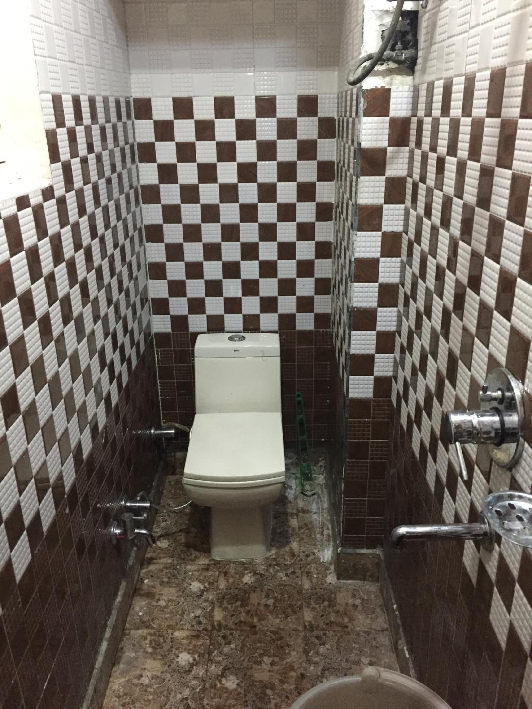 Shower, rainfall showerhead, free toiletries, bathrobes