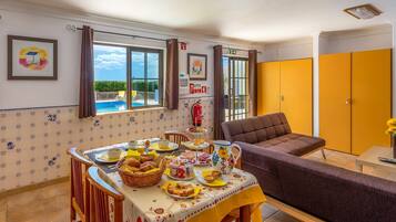 Free daily continental breakfast