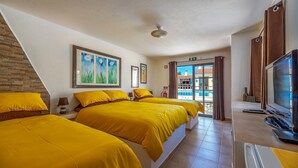 A hotel room with two beds, a TV, and a view of the outside. - Casa dos Ninos (Silves)