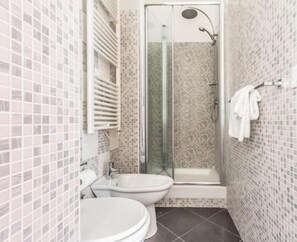 Shower, hair dryer, bidet, towels - Guest house Roma (Rome)