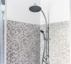 Dusche, Haartrockner, Bidet, Handtücher