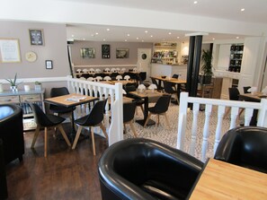 Déjeuner et dîner servis sur place, spécialités Cuisine régionale