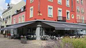 A red building with a restaurant named "Le Cocon" on the ground floor. - Le Creusot Hôtel (Le Creusot)