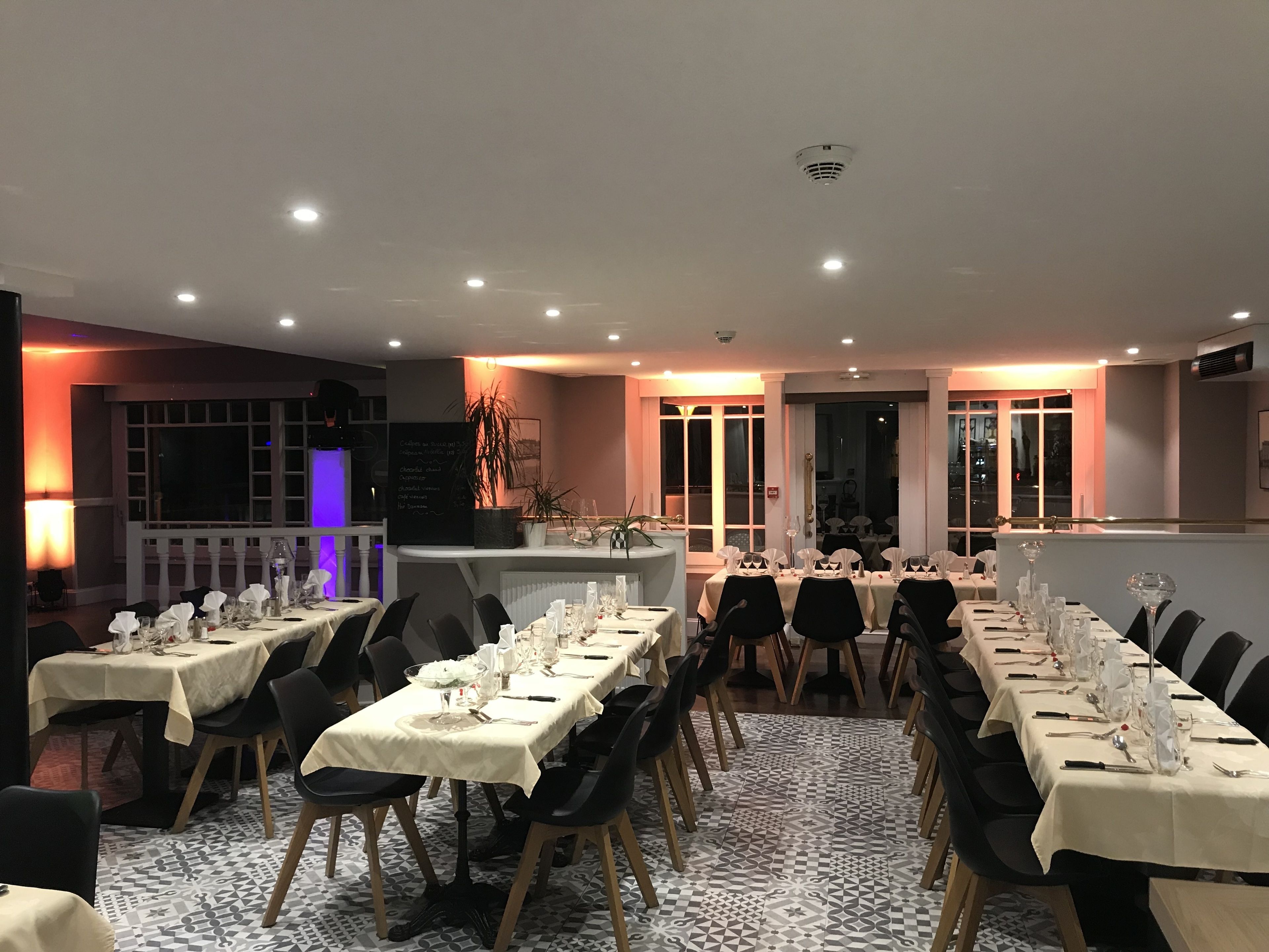 Se sirven comidas, cenas y cocina regional 