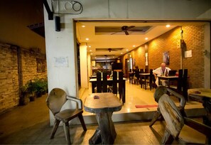 Restaurant - At Home Guest House (Bangkok)