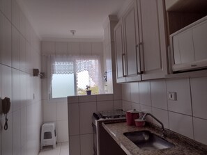 Geladeira, micro-ondas, cooktop, liquidificador
