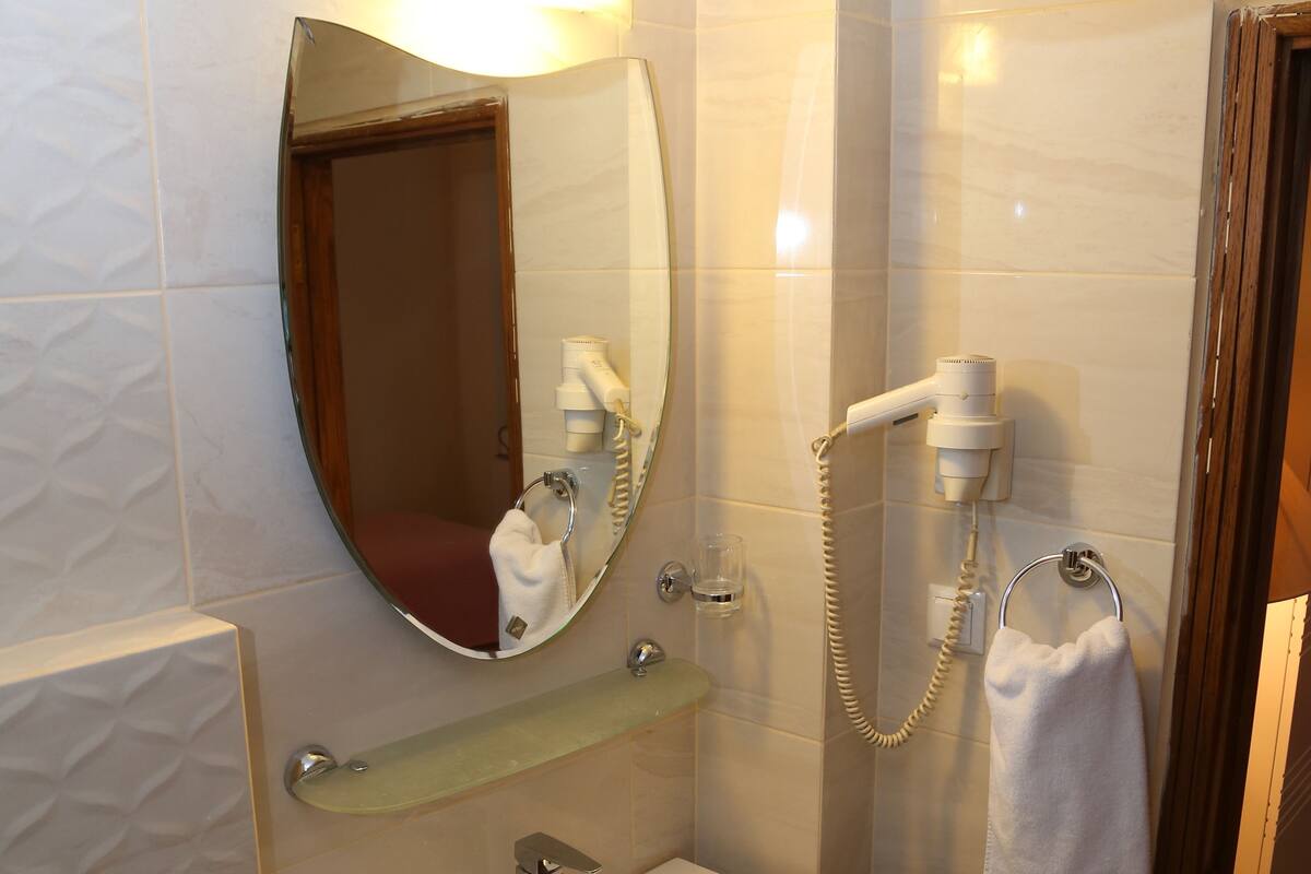 Dusche, kostenlose Toilettenartikel, Haartrockner, Hausschuhe