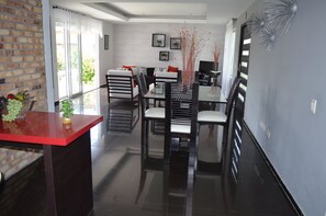 Deluxe-Chalet, Nichtraucher | Essbereich im Zimmer