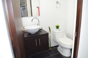 Chalet Deluxe, para no fumadores | Baño | Regadera, secadora de cabello, toallas 