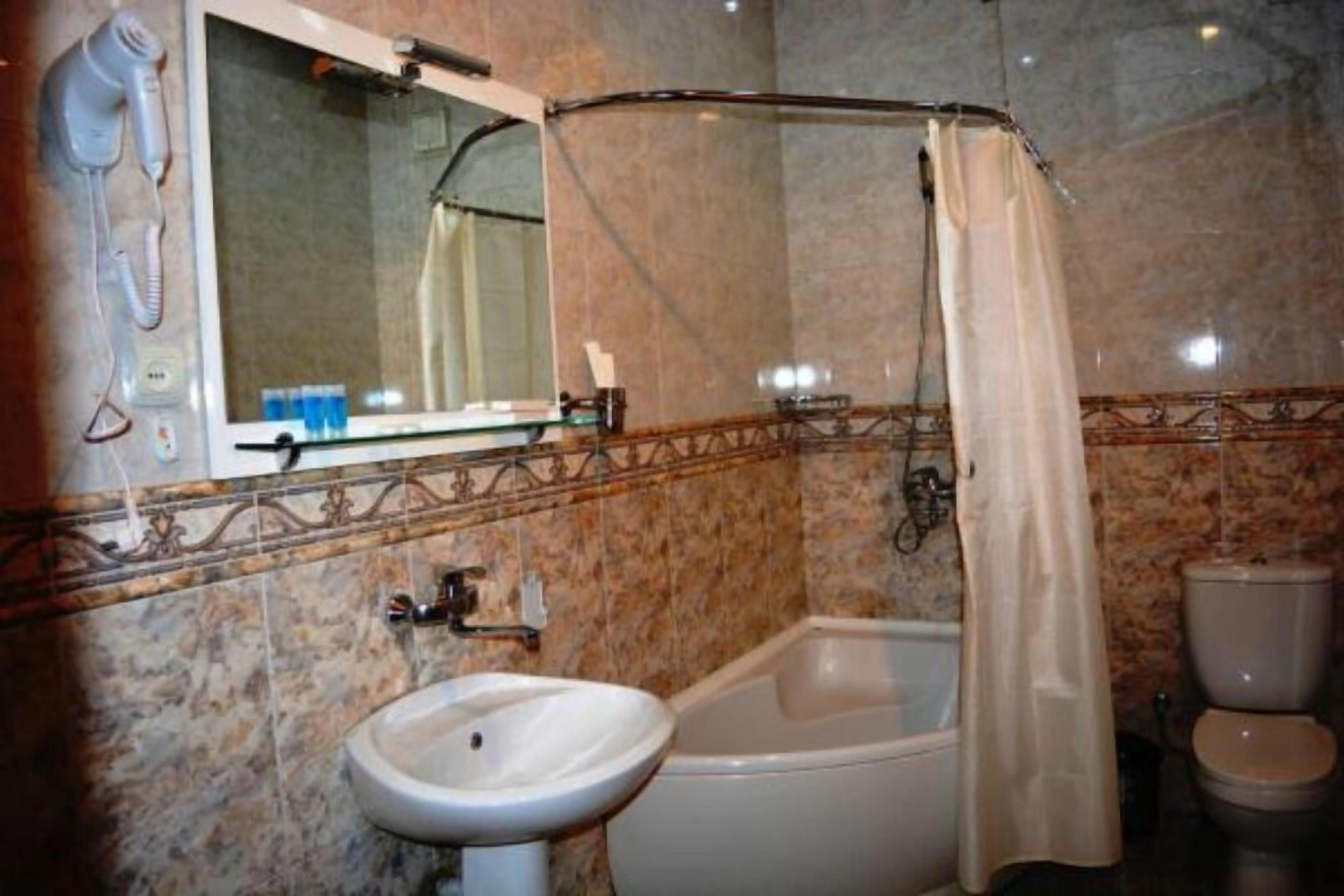 standard triple room | bathroom | shower, free toiletries, hair dryer, slippers