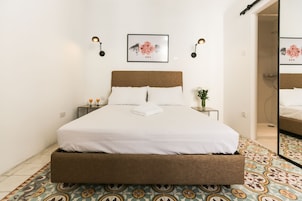 Peti besi dalam bilik, dihias secara berasingan