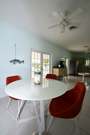 Chalet superior, cocina, vistas al canal | Servicio de comidas en la habitación