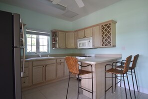 Full-size fridge, oven, cookware/dishes/utensils - Fantastic Waterfront Cottage (Freeport)