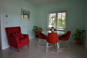 Garden view - Fantastic Waterfront Cottage (Freeport)