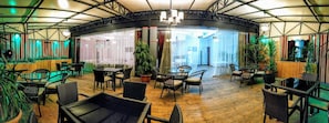 Café da manhã feito na hora todos os dias mediante uma taxa