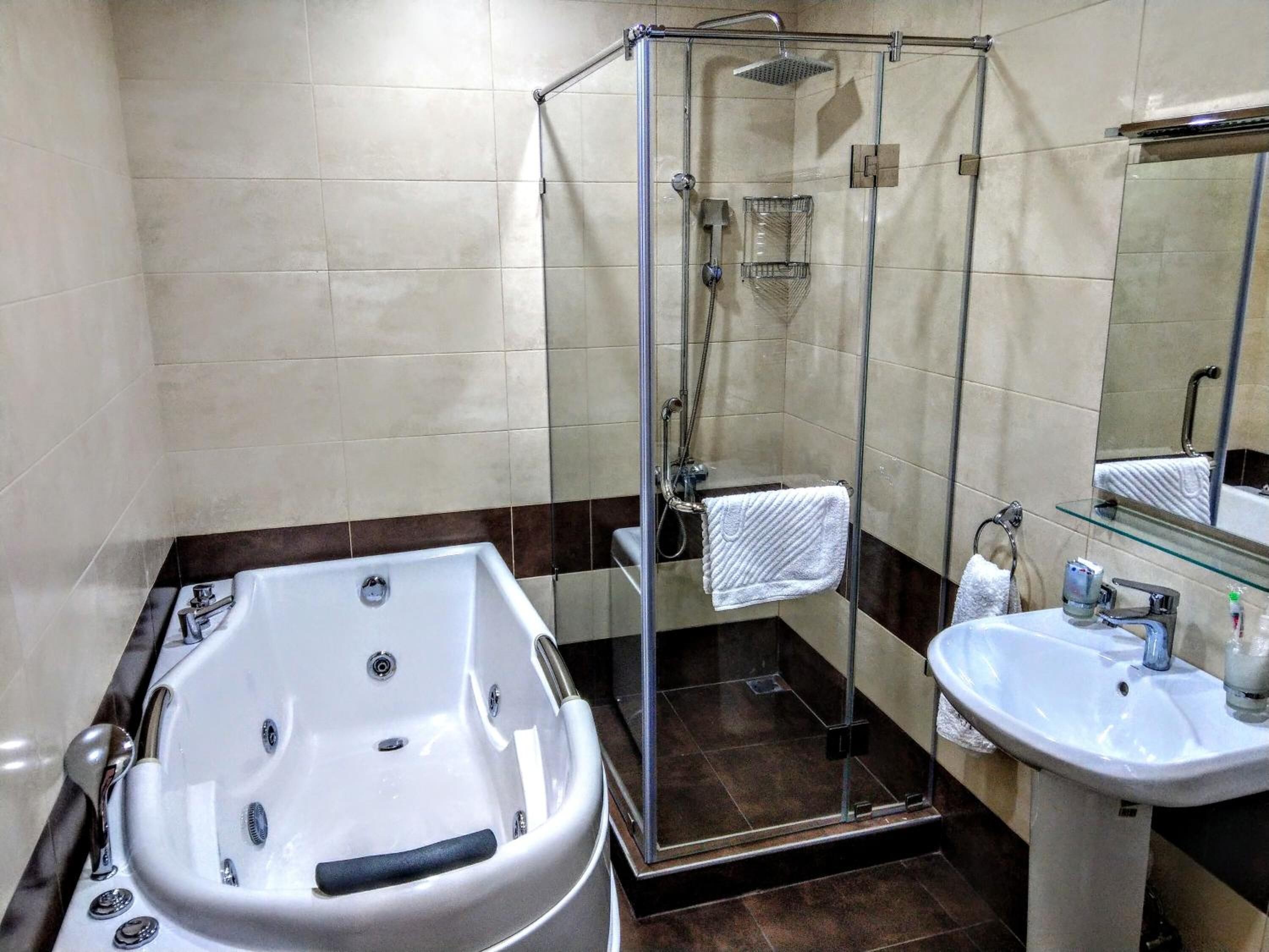 Shower, pengering rambut, sandal, dan handuk