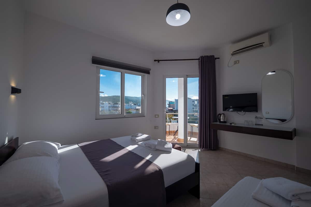 Apartment, Balkon, Meerblick | 2 Schlafzimmer, Schreibtisch, schallisolierte Zimmer, Bettwäsche