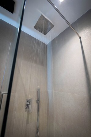 Deluxe Triple Room | Bathroom | Free toiletries - Hotel Mariksel (Ksamil)