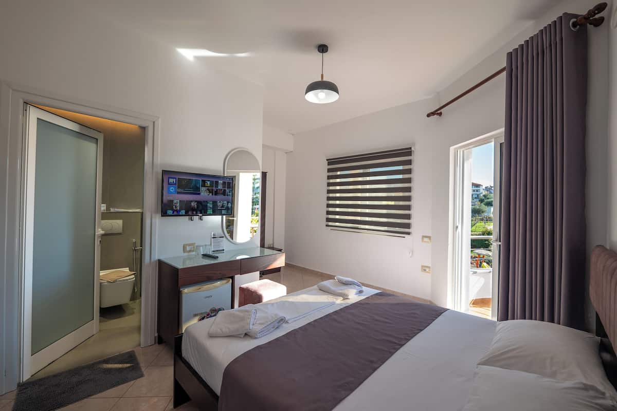Deluxe-Doppelzimmer, Balkon | 2 Schlafzimmer, Schreibtisch, schallisolierte Zimmer, Bettwäsche