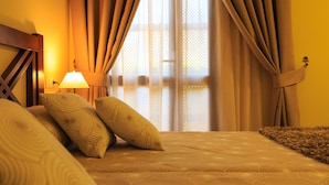 A hotel room with a bed, a lamp, and curtains. - Hotel Rural Imada (Alajero)