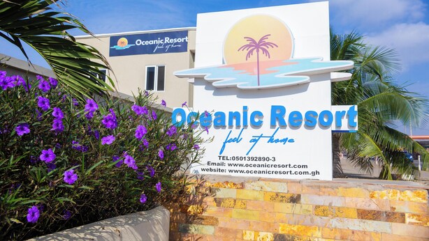 Placa do Oceanic Resort com informações de contacto e endereço URL do site.