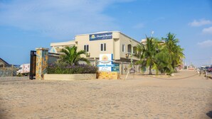 Um edifício com uma placa que diz "Oceanic Resort".