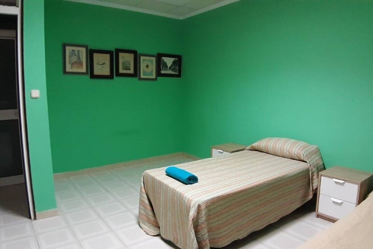 Habitación familiar (180) | Wifi gratis y ropa de cama