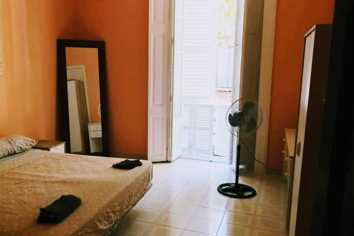 Habitación doble, baño compartido (with balcony 2) | Wifi gratis y ropa de cama