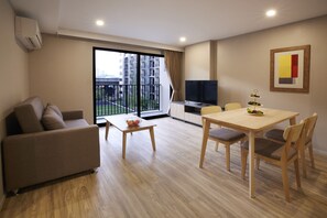 Chambre Familiale | Coin séjour | TV connectée de 50 pouces avec chaînes par câble, télévision