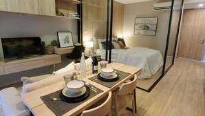 Deluxe Double Room | In-room safe, free WiFi, bed sheets - Floral · Blossom Sathorn Hospitality Bangkok (Bangkok)